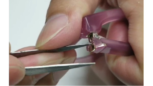 鏡框（kuàng）板材粘鍍鋅（xīn）件KJ-1406快幹（gàn）膠應用案例