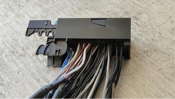 矽膠灌封膠助力客戶（hù）解決汽車連接（jiē）器（qì）PA66+GF25材質灌封難題