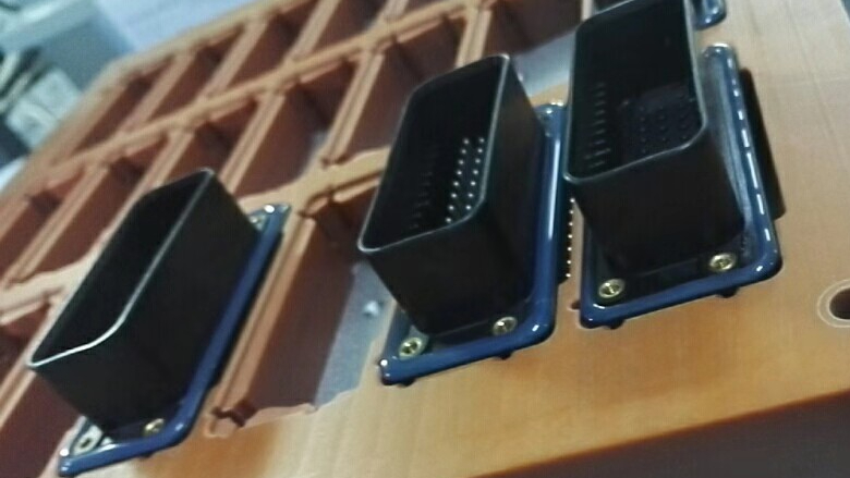 粘汽車連接器膠水（shuǐ）KJ-998-5T，生產新能源汽車配件的必備產品。